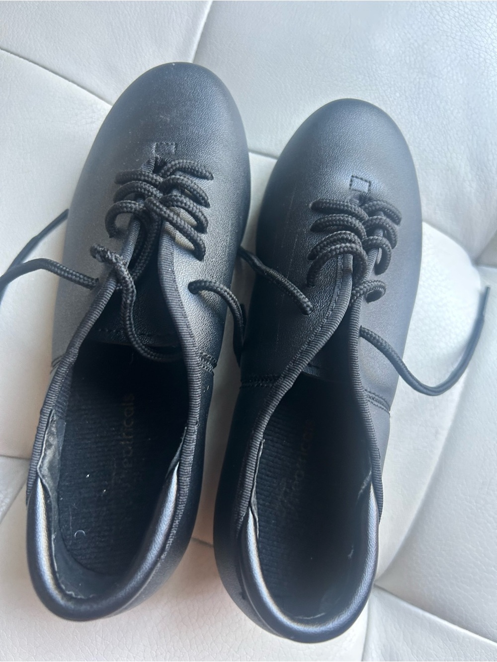 Girls size 12.5 dance shoe. 
Good condition;tap, jazz, etc. 
brand: Theatricals